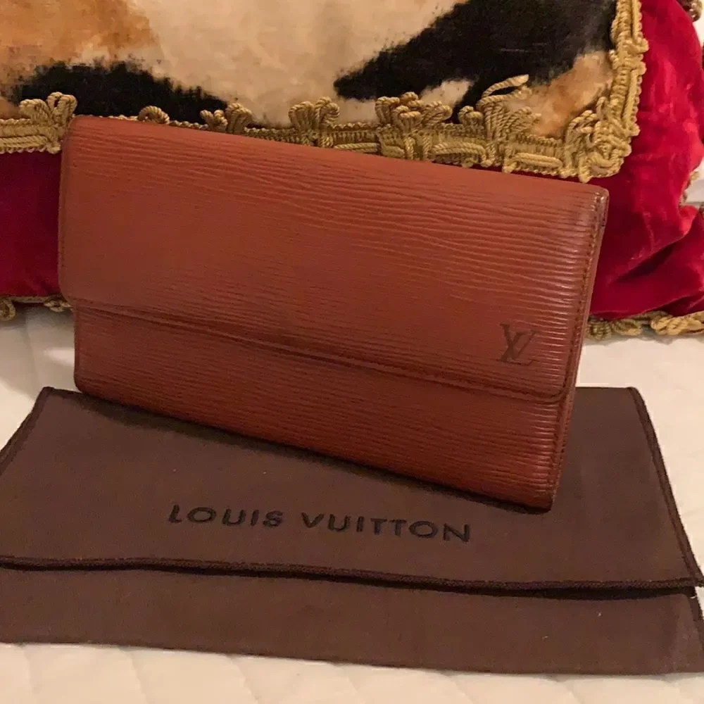Authentic Louis Vuitton long epi wallet unisex